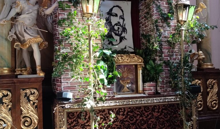 KONTROWERSJE WOKÓŁ GROBU PAŃSKIEGO W PROCHOWICACH. NIE WSZYSCY WIERNI SĄ ZADOWOLENI