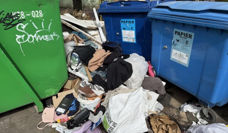 PODWYŻKA OPŁAT ZA ŚMIECI W PROCHOWICACH. MIESZKAŃCY NIE KRYJĄ ZŁOŚCI: „MNIEJ PLASTIKU W KUBŁACH, A CENA W GÓRĘ”